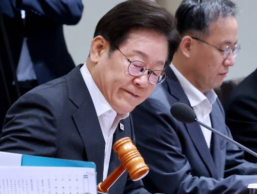 이재명 대통령이 29일 서울 용산 대통령실 청사에서 열린 국무회의에서 의사봉을 두드리며 개회 선언을 하고 있다. 연합뉴스