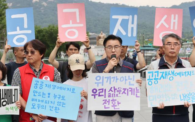 ▲24일 서울 광화문광장 이순신 동상 앞에서 시민단체 정의로운전환2025공동행동 주최로 열린 '공공재생에너지법 입법청원 시작을 알리는 기자회견'에서 이태성 발전비정규직연대 집행위원장이 발언하고 있다. ⓒ연합뉴스