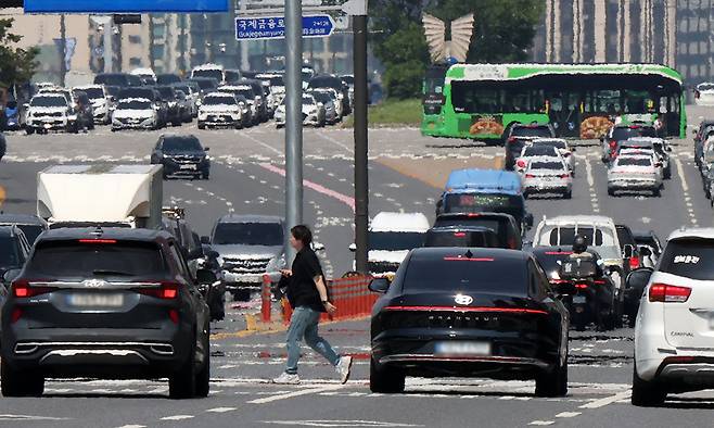서울 여의도의 도로에 아지랑이가 피어오르고 있다. 뉴시스