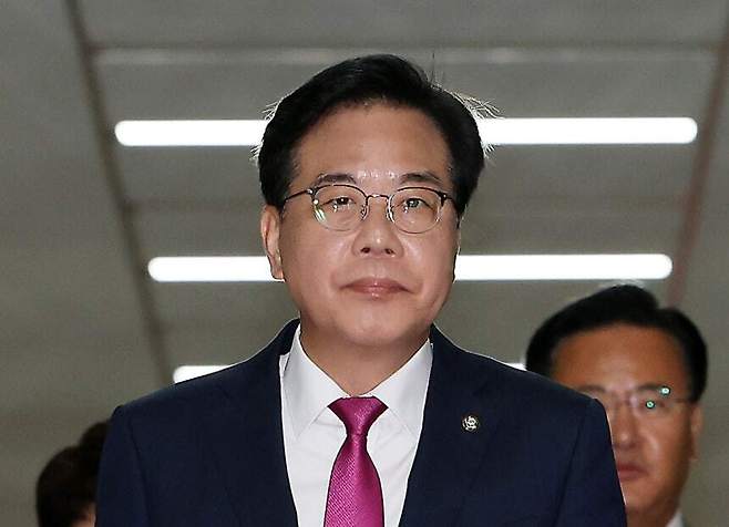 국민의힘 송언석 비상대책위원장 겸 원내대표가 24일 오전 서울 여의도 국회에서 열린 비상대책위원회의에 참석하기 위해 이동하고 있다.뉴시스