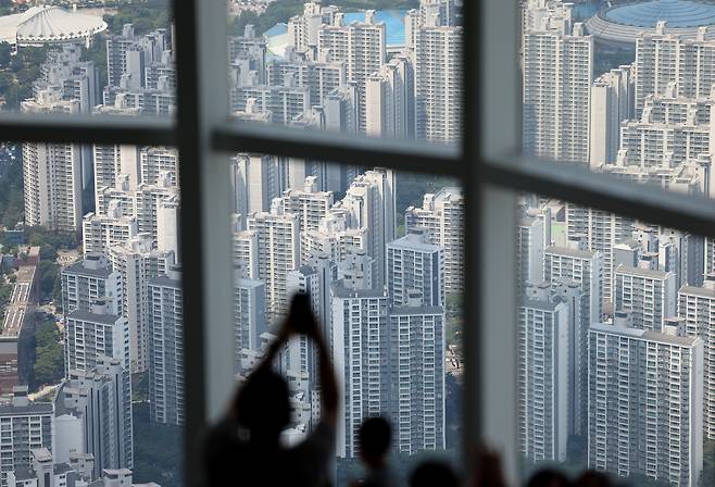 서울 송파구 일대 아파트 단지 전경. 서울의 지난해 주택 수 증가율은 0.5%로, 통계 작성 이래 가장 낮은 수준을 기록했다. 공급 부족이 집값 불안을 부추긴다는 분석이 나온다. 뉴시스