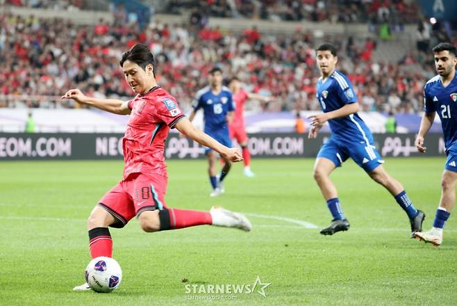 대한민국 이강인이 지난달 10일 서울월드컵경기장에서 북중미월드컵 최종예선 마지막 경기인 쿠웨이트전이 열리는 가운데 후반전 초반 골을 성공시키는 슈팅 순간. /사진=강영조 선임기자