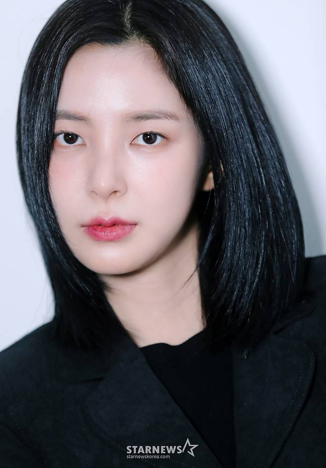 배우 신수현이 최근 서울 종로구 스타뉴스 사옥에서 진행된 티빙 드라마 '스터디그룹' 관련 인터뷰에 앞서 포즈를 취하고 있다. 극 중 신수현은 정의롭고 다정한 이지우 역을 맡았다. 동명의 웹툰을 원작으로 하는 '스터디그룹'은 공부를 잘하고 싶지만 싸움에만 재능이 '몰빵' 된 윤가민(황민현 분)이 최악의 꼴통 학교에서 피 튀기는 입시에 뛰어들며 '스터디그룹'을 결성하는 코믹 고교 액션극이다. /사진=김창현 chmt@