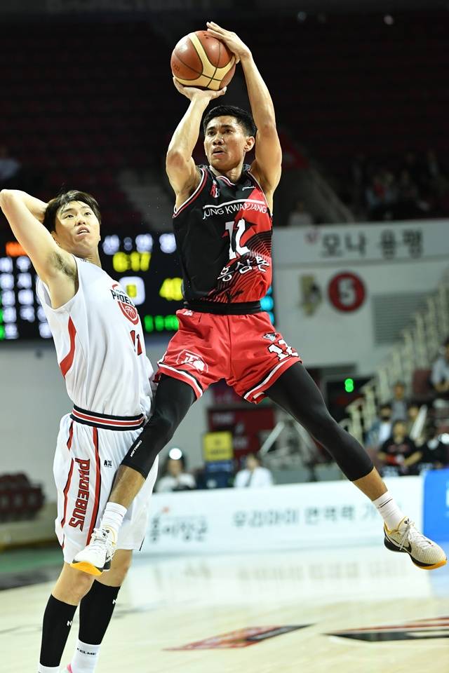 경기에 집중하는 렌즈 아반도(오른쪽). /사진=안양 정관장 SNS