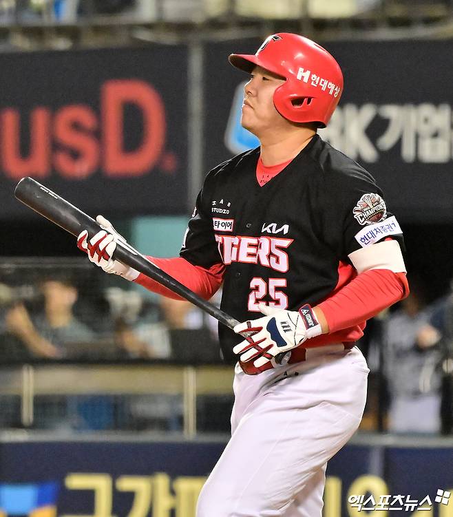 KIA 타이거즈 이범호 감독이 3대3 트레이드로 보낸 외야수 최원준과 이우성을 향한 아쉬움과 함께 격려 메시지를 전했다. KIA는 지난 28일 NC 다이노스와 투수 한재승과 김시훈, 내야수 정현창을 받고 외야수 최원준과 이우성, 그리고 내야수 홍종표를 내주는 대형 트레이드를 단행했다. 엑스포츠뉴스 DB