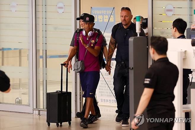한국 찾은 FC바르셀로나 라민 야말 (영종도=연합뉴스) 신현우 기자 = 프리시즌 투어 중인 스페인 프로축구 FC바르셀로나의 신성 라민 야말이 29일 인천국제공항 제2여객터미널을 통해 입국하고 있다.
바르셀로나는 오는 31일 오후 8시 서울월드컵경기장에서 K리그1 FC서울과, 8월 4일 오후 8시 대구스타디움에서 K리그1 대구FC와 차례로 맞붙을 예정이다. 2025.7.29 nowwego@yna.co.kr