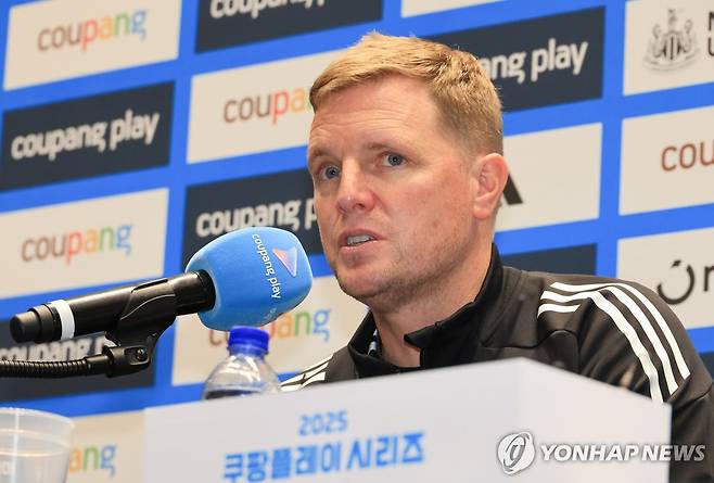 기자회견 하는 뉴캐슬 에디 하우 감독 (서울=연합뉴스) 최재구 기자 = 2025 쿠팡플레이 시리즈에 출전한 잉글랜드 프리미어리그 뉴캐슬의 에디 하우 감독이 29일 서울 여의도에서 기자회견을 하고 있다. 2025.7.29 jjaeck9@yna.co.kr