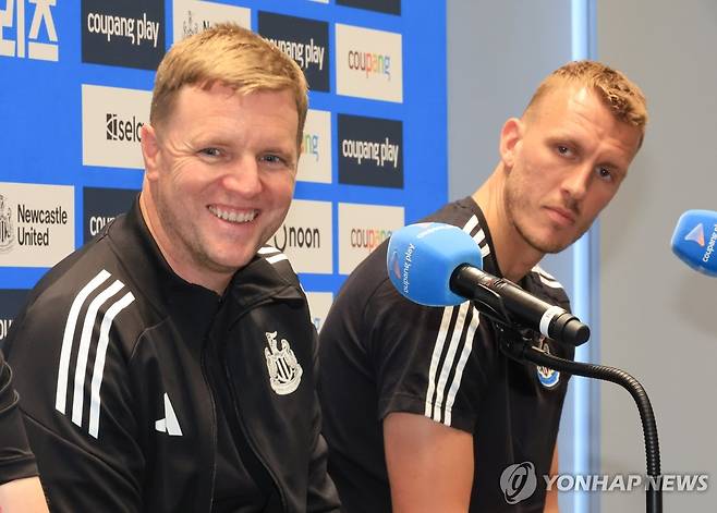 미소 짓는 에디 하우 감독 (서울=연합뉴스) 최재구 기자 = 2025 쿠팡플레이 시리즈에 출전한 잉글랜드 프리미어리그 뉴캐슬의 에디 하우 감독이 29일 서울 여의도에서 기자회견을 하고 있다. 오른쪽은 댄 번. 2025.7.29 jjaeck9@yna.co.kr