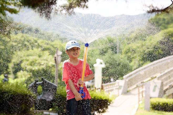 ▲ 시원한 물줄기를 한껏 쏘아 올리며 활짝 웃고 있는 아이. 자연과 어우러진 조각공원에서 무더위도 잊은 채 여름을 만끽하고 있다./사진제공=양주시