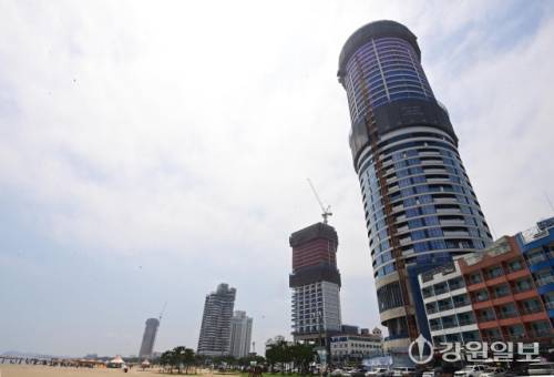 관동팔경 중 하나인 낙산사와 의상대가 인근에 있어 오랫동안 관광·휴양 명소로 사랑받아온 양양 낙산해변이 해안을 따라 4개 동의 고층 생활형 숙박시설과 근린생활시설이 들어서며 아름다운 광경이 점점 사라지고 있다. 양양=권태명기자