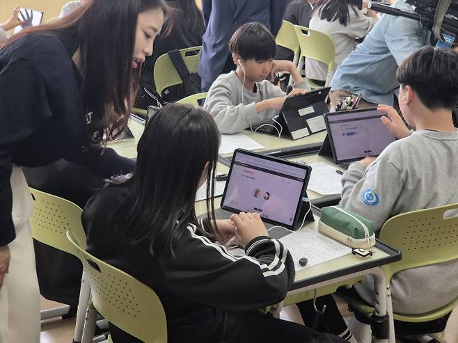 지난 4월 울산 이화중학교에서 인공지능 디지털교과서(AIDT)로 영어 수업을 진행하고 있다. (사진=뉴시스)