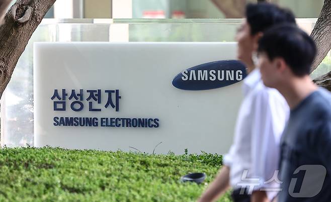삼성전자가 28일 글로벌 대형기업과 22조 7648억 원의 반도체 위탁생산 공급계약을 체결했다고 공시했다. 사진은 이날 삼성전자 서초사옥. 2025.7.28/뉴스1 ⓒ News1 김도우 기자