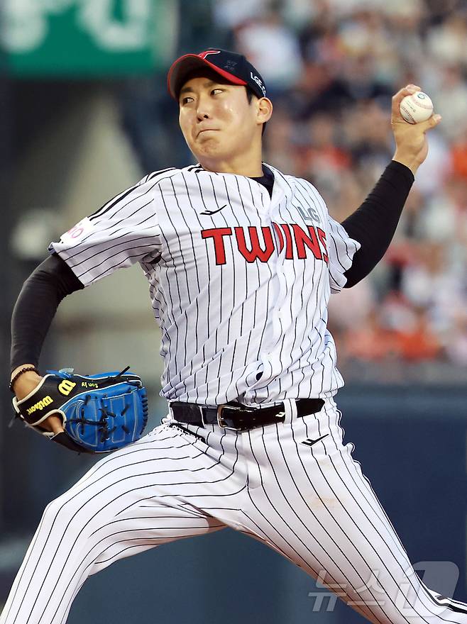 29일 오후 서울 송파구 잠실야구장에서 열린 프로야구 '2025 신한 SOL뱅크 KBO 리그' 한화 이글스와 LG 트윈스의 경기, LG 선발 손주영이 2회초 힘차게 공을 던지고 있다. 2025.5.29/뉴스1 ⓒ News1 김진환 기자