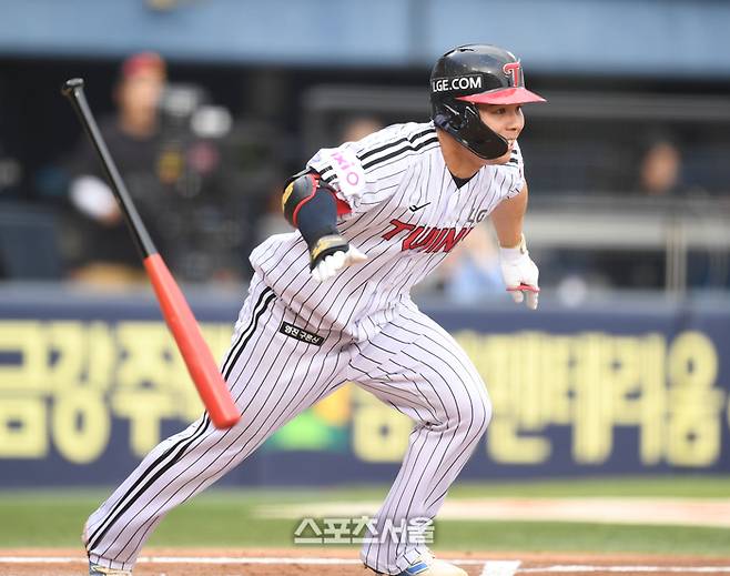 LG 문성주가 29일 서울 잠실구장에서 열린 2025 KBO리그 KT와 경기 1회말 1사 안타를 치고 있다. 잠실 | 최승섭기자 thunder@sportsseoul.com