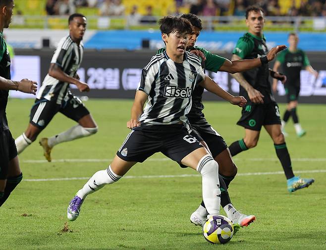 교체로 투입된 뉴캐슬 박승수가 슛을 시도하고 있다. 사진 | 수원=연합뉴스