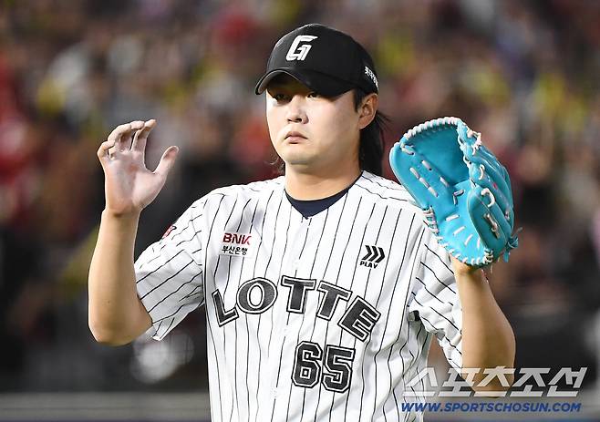 25일 부산 사직구장에서 열린 KIA와 롯데의 경기. 6회초 등판해 무실점으로 이닝을 마친 정철원이 자신감 넘치는 표정으로 들어오고 있다. 부산=정재근 기자 cjg@sportschosun.com/2025.7.25/