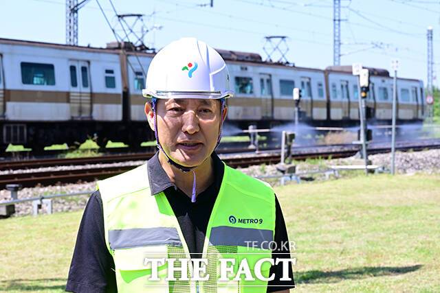 폭염 대비 현장점검에 나선 오세훈 서울시장이 11일 오전 서울 강서구 9호선 개화 차량기지를 찾아 레일살수장치 등을 살펴 본 후 취재진과 질의응답하고 있다. /남윤호 기자