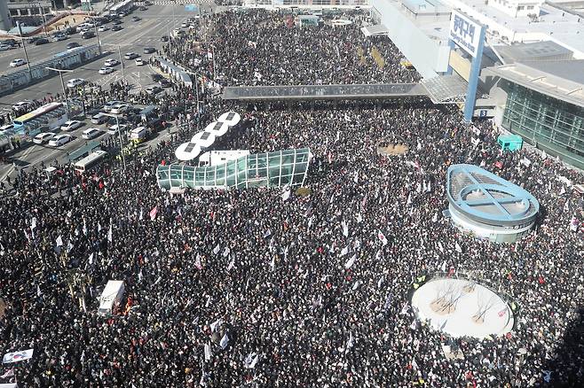 2025년 2월 8일 대구 동구 동대구역 광장에서 열린 세이브코리아 국가비상기도회 '윤석열 대통령 탄핵 반대 집회'에서 참가자들이 구호를 외치고 있다./김동환 기자