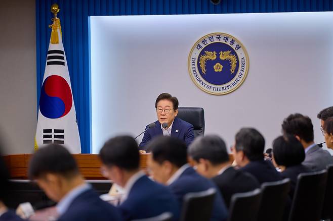 이재명 대통령이 30일 서울 용산 대통령실 청사에서 열린 비상경제점검 태스크 포스(TF) 3차 회의에서 발언을 하고 있다./대통령실