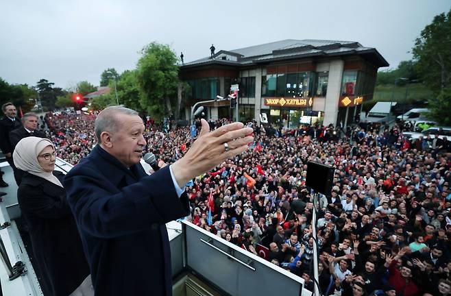 레제프 타이이프 에르도안 튀르키예 대통령이 2023년 재선에 성공한 후 지지자들에게 손을 흔들고 있다. /연합뉴스