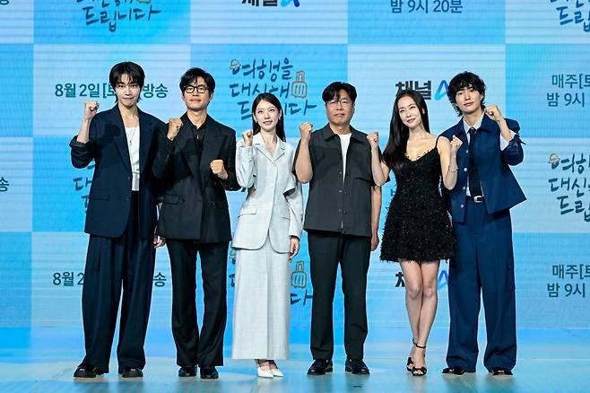 다음 달 2일부터 방영되는 채널A 새 토일드라마 ‘여행을 대신해 드립니다’는 프로그램이 폐지된 아이돌 출신 여행 리포터가 사연이 있는 의뢰자 대신 여행을 떠나는 이야기를 담은 힐링 드라마다. 29일 제작발표회에 나선 배우 김재영 유준상 공승연과 강솔 감독, 배우 홍수현 오현중(왼쪽부터). 채널A 제공