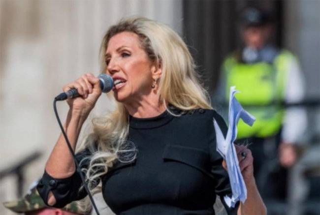 딸에게 항암치료 대신 대체요법을 강요한 혐의를 받고 있는 어머니 케이트 셰미라니. 그녀는 영국에서 유명한 반의학 음모론자다. 인스타그램 캡처.