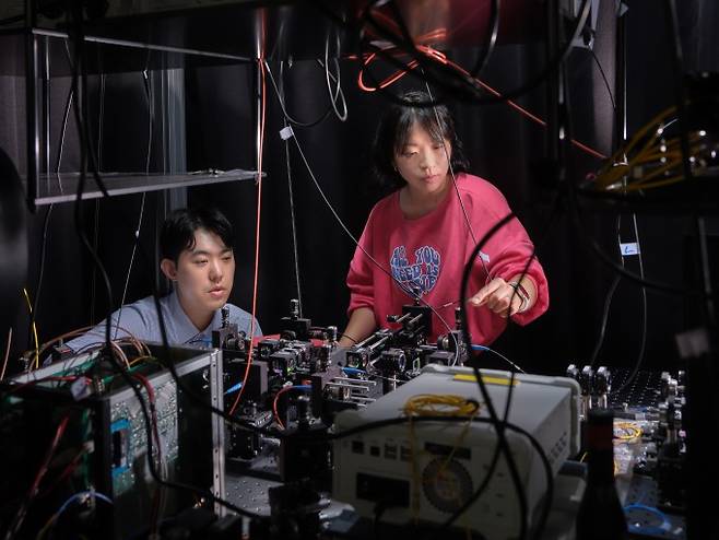 한국전자통신연구원(ETRI) 연구진이 양자암호통신 기술을 연구하고 있다. ETRI 제공