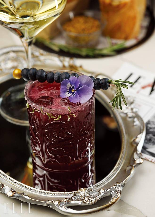 낭만적인 파리를 그대로 옮겨놓은 듯한 ‘반달펌프 파리’는 개성 강한 칵테일을 자랑한다.