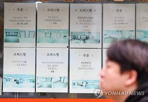 서울의 한 공인중개소에 임대차 광고문이 붙어있다. 사진=연합뉴스