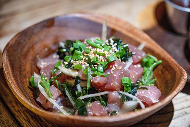 양파, 해초, 쪽파 정도만 올린 하와이안 아히 포케. 오아후=이한호 기자