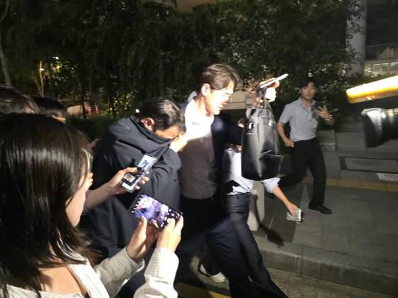 김건희 오빠 김진우(55)씨가 장모집에서 발견된 반클리프 앤 아펠 목걸이 추정품 발견에 대해 28일 특검 조사를 받았다. 김씨는 웃옷으로 얼굴을 가린 채 특검 사무실을 빠져나왔다. 이찬규 기자