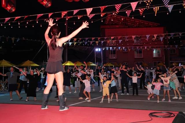 ▲ ‘무소음 페스티벌, 바란’이 30일 동해시 갤러리바란 인근 공영주차장(발한로 211-5)에서 성황리에 열렸다. 옛 전성기 시절의 문화를 현대적 감각으로 재구성한 문화재생 프로젝트이다. 사일런트 디스코, DJ와 함께하는 무소음 클럽 댄스파티, 가족 레크리에이션 게임 등 향수를 자극하는 프로그램이 줄지어 판을 벌였다.