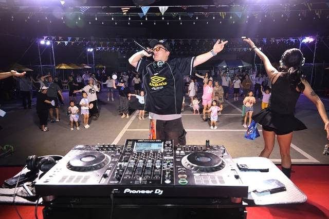 ▲ ‘무소음 페스티벌, 바란’이 30일 동해시 갤러리바란 인근 공영주차장(발한로 211-5)에서 성황리에 열렸다. 옛 전성기 시절의 문화를 현대적 감각으로 재구성한 문화재생 프로젝트이다. 사일런트 디스코, DJ와 함께하는 무소음 클럽 댄스파티, 가족 레크리에이션 게임 등 향수를 자극하는 프로그램이 줄지어 판을 벌였다.