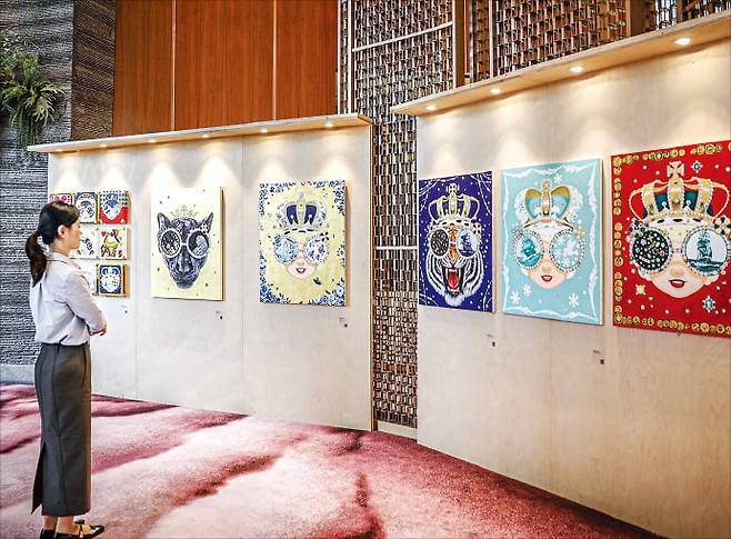 한 방문객이 메리어트 리조트 ‘더 갤러리’에 전시된 김지희 작가의 작품을 보고 있다. 제주신화월드 제공
