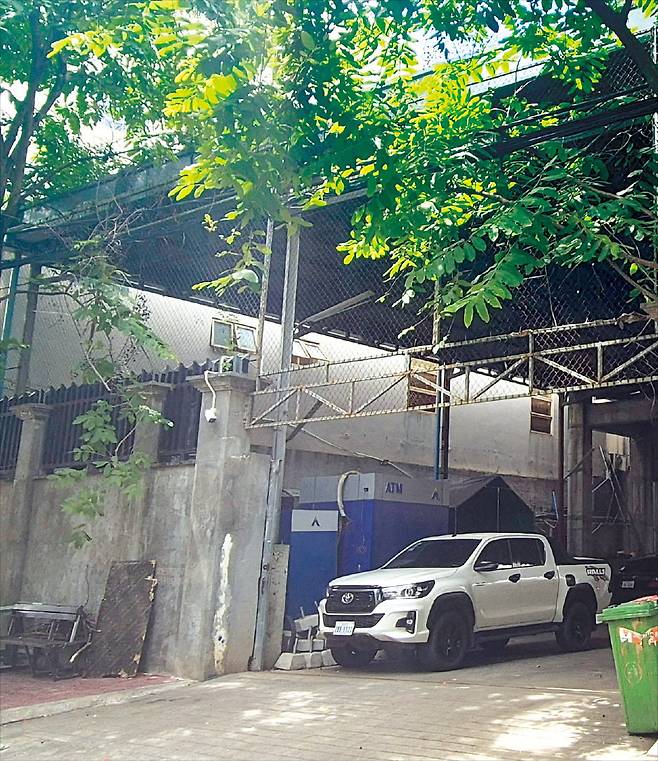 < 철조망 둘러싸인 프놈펜 수용시설 > 지난달 27일 캄보디아 프놈펜의 한 범죄인 수용시설. 높은 콘크리트 벽과 철조망으로 둘러싸여 있다. 현지에서 피싱 등의 범죄에 가담했다가 체포된 한국인들이 임시로 구금되는 시설 중 한 곳으로 알려졌다. /김다빈 기자