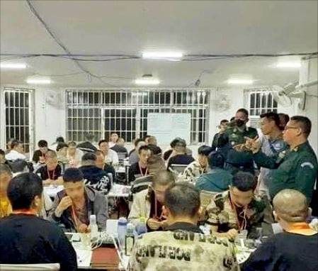 < 중국계 갱단 단속 현장 > 지난 3월 캄보디아 경찰이 피싱 범죄를 벌이던 중국계 조직원들을 단속하고 있다. /독자 제공