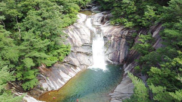 경남 밀양시 산내면 호박소 전경이다. 가지산 권역에서 최고 피서지는 용수골과 쇠점골의 호박소 계곡, 오천평 반석이 어우러진 지대이다. 호박소는 ‘시례 호박소’라 한다.