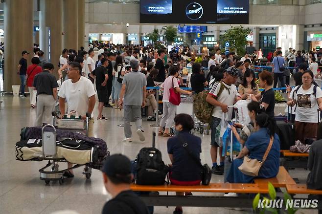 지난해 8월 1일 인천국제공항 제1여객터미널이 여행객들로 붐비고 있다. 유희태 기자