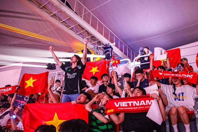 지난 27일 서울 송파구 올림픽공원 핸드볼 경기장에서 열린 e스포츠 국가대항전 PUBG 네이션스 컵 결승전 현장에서 베트남 팬들이 자국 대표팀을 향해 응원을 보내고 있다. 크래프톤 제공