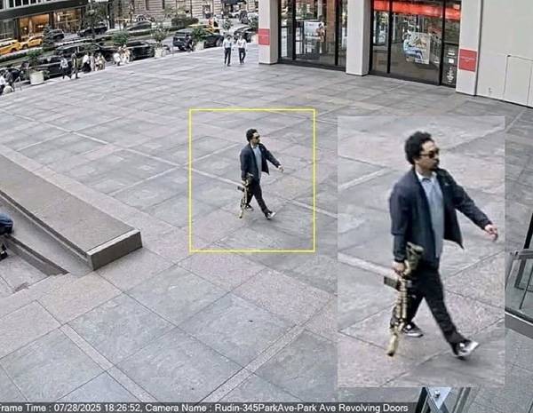 총기 난사범 쉐인 타무라가 건물에 난입하는 장면이 찍힌 CCTV 모습. 사진= Surveillance Camera/Handout via REUTERS= 연합뉴스 제공