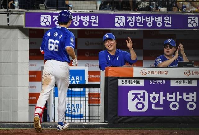 박승규가 29일 대전 한화전에서 홈런을 친 뒤 기뻐하고 있다. 사진=삼성 제공