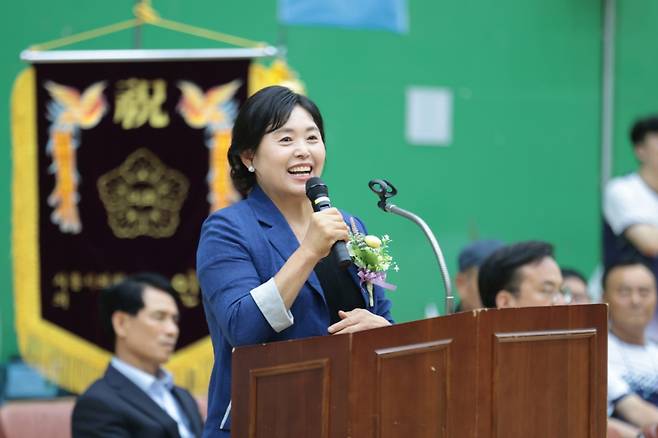 오인열 의장이 관내 학교를 찾아 인사말을 하고 있는 모습./사진제공=시흥시의회
