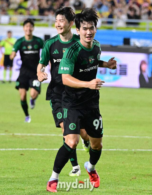 2025년 7월 30일 오후 경기도 수원월드컵경기장에서 쿠팡플레이 시리즈 '팀K리그와 뉴캐슬 유나이티드 FC'의 경기가 열렸다. 팀K리그 김진규가 전반전 선제골을 넣고 기뻐하고 있다./수원월드컵경기장=유진형 기자