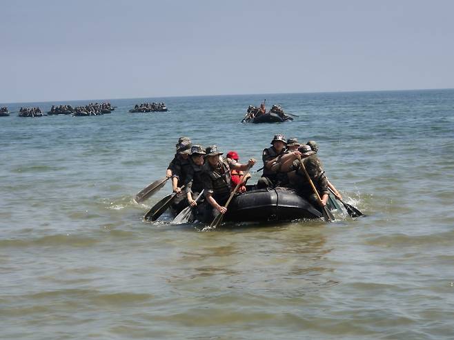 해병대캠프 참가자들이 IBS(소형고무보트) 체험을 하고 있다.