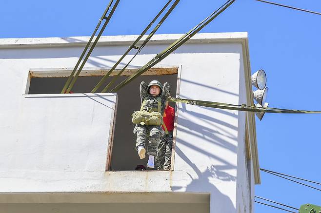 해병대캠프 참가자가 공수기본훈련을 받고 있다.