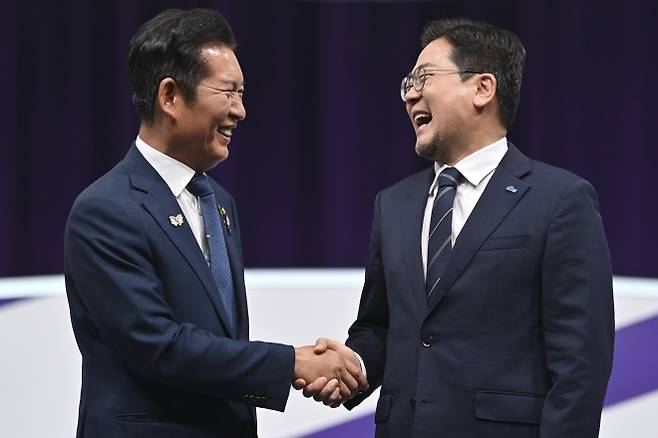 더불어민주당 당대표 후보로 나선 정청래(왼쪽), 박찬대 의원이 29일 서울 마포구 MBC에서 열린 마지막 TV 토론회에 참석해 악수를 나누며 활짝 웃고 있다. 국회사진기자단