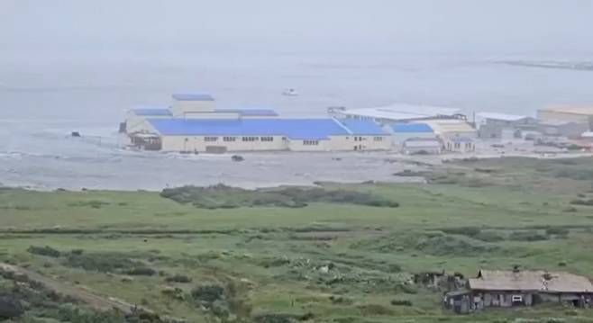 30일(현지시간) 러시아과학아카데미와 미국지질조사국(USGS)에 따르면 이날 오전 11시 24분 캄차카반도 동쪽 바다에 규모 8.8의 초강진이 발생했다. 사진은 이날 드론(무인기) 으로 본 세베로쿠릴스크 해안 마을. 쓰나미가 덮치고 있다. 세베로쿠릴스크는 캄차카반도 남쪽 해역의 쿠릴 열도에 위치한 러시아 사할린주 관할 도시다. 2025.7.30 엑스