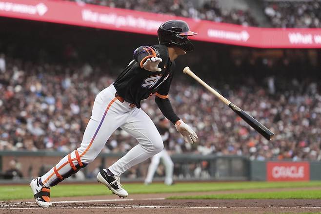 샌프란시스코 이정후는 30일(한국시간) 펜웨이파크에서 열린 ‘2025 MLB’ 피츠버그와 홈경기에서 7번타자 중견수로 선발출전해 3타수 무안타에 그쳤다. 팀은 5연패로 승률 5할 붕괴와 PO 경쟁에서 밀려날 위기에 처했다.|AP뉴시스