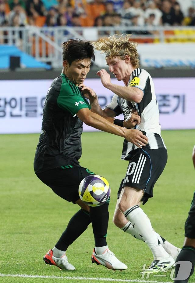 경기에 집중하는 박진섭(왼쪽)과 뉴캐슬 앤서니 고든. /사진=뉴스1 제공