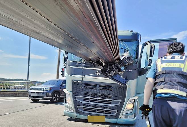 31일 오후 포항시 남구 인덕동에서 발생한 추돌사고로 25t 트레일러에 실려 있던 길이 10m가 넘는 철판이 운전석과 조수석을 덮였으나 70대 운전자는 스스로 귀가했다. /독자 제공